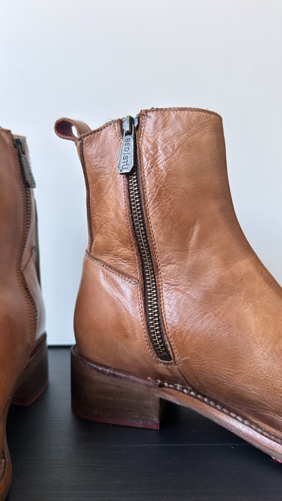 Bedstu Alina, Tan Rustic