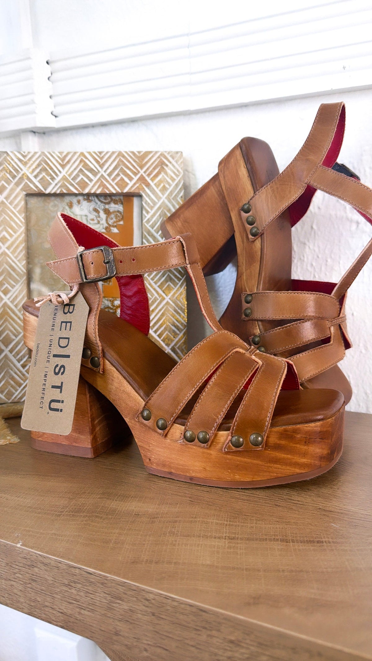 Bedstu Lyxon, Tan Rustic