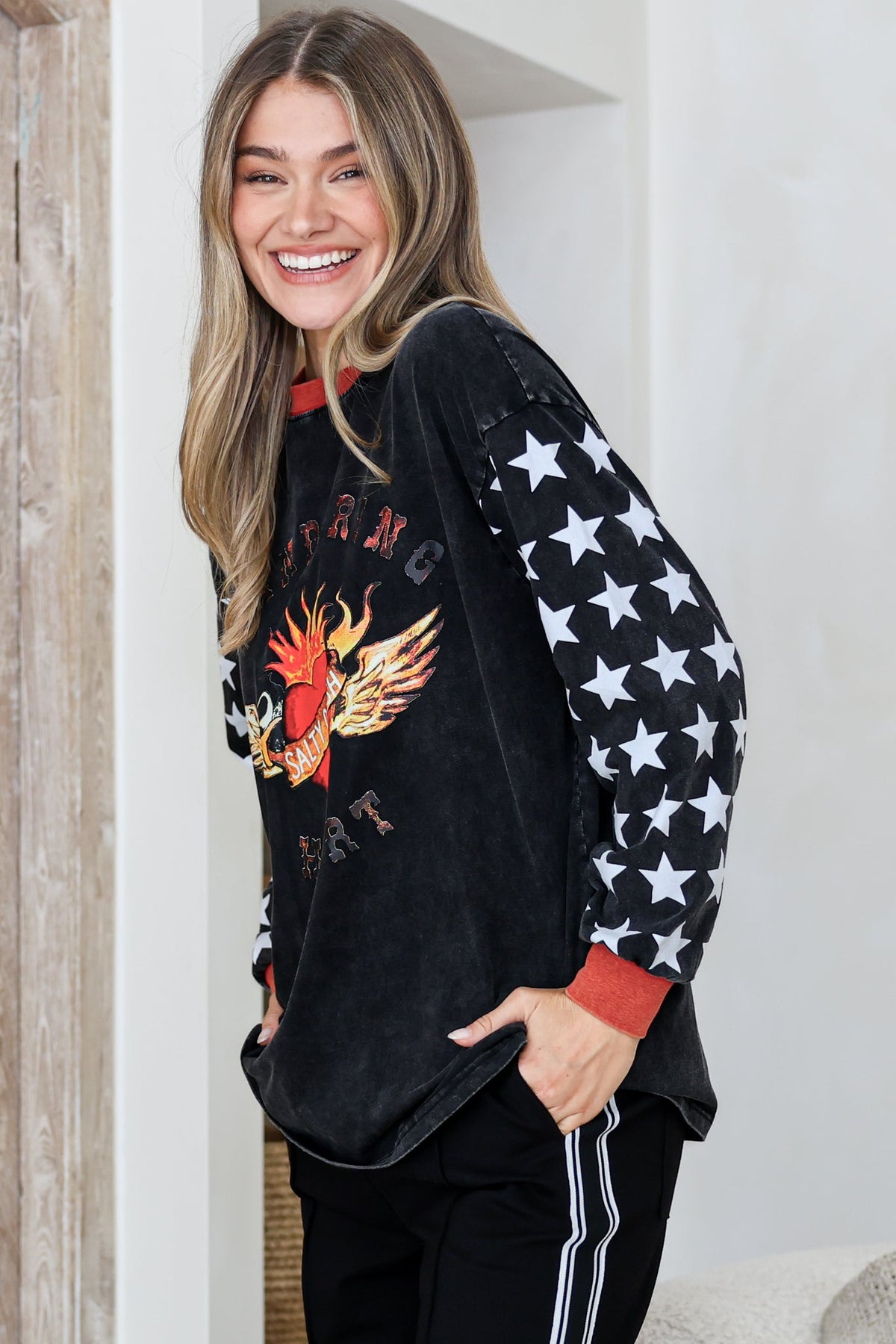 Wandering Heart Long Sleeve Tee - Crew Neck Contrast Sport Stripe Graphic T-Shirt in Black